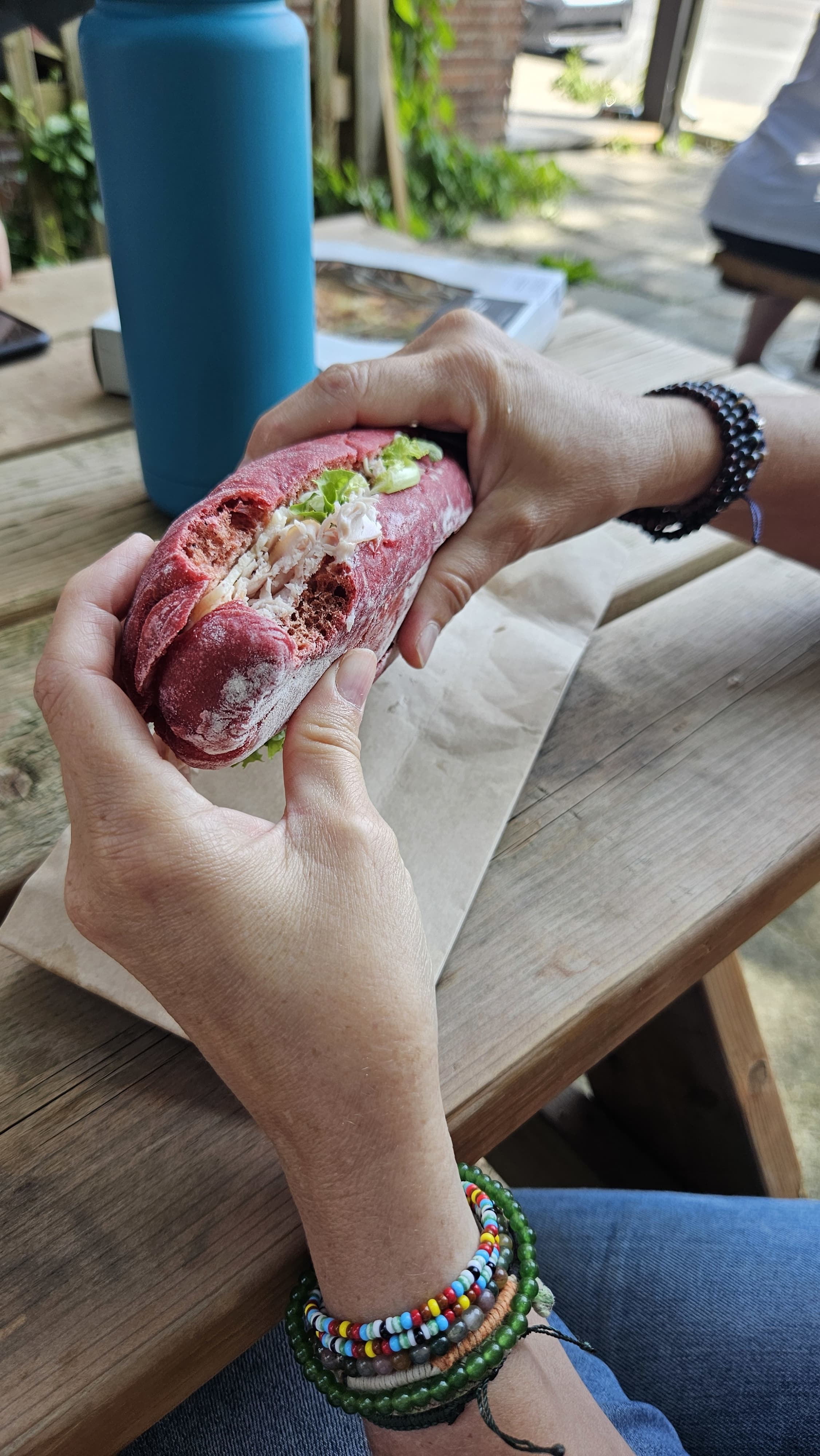 Délicieux hamburger avec pain aux betteraves à Sutton